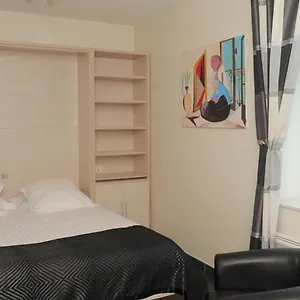 Aux Jardins De L'isle Apartment